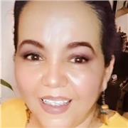 Profesora de español con excelente actitud de escucha